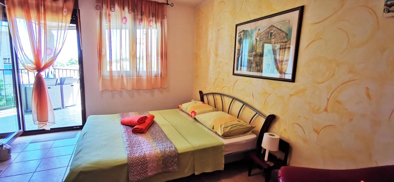 Studio Apartment Lela Ližnjan Buitenkant foto