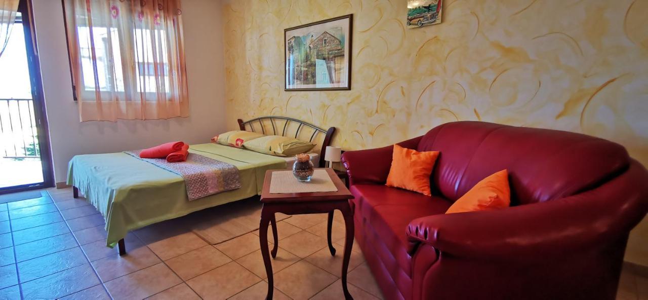 Studio Apartment Lela Ližnjan Buitenkant foto